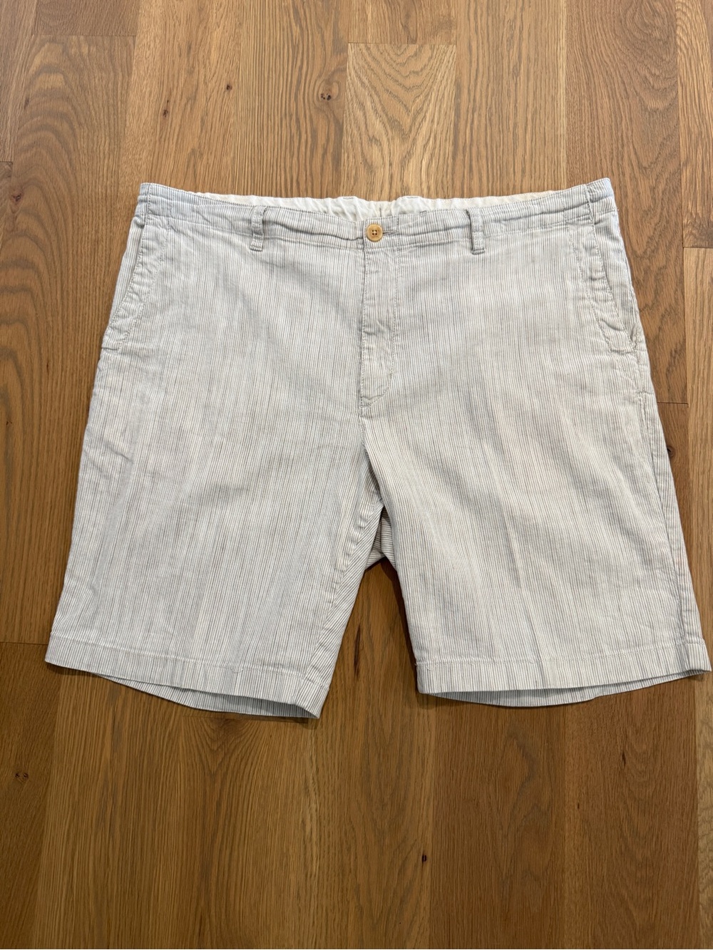 Tommy Bahama men’s linen-blend striped shorts, size 40